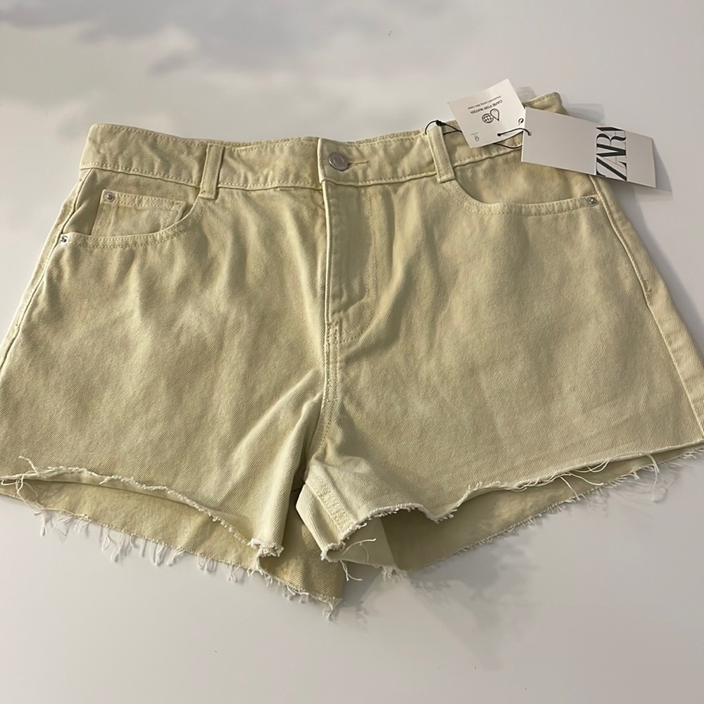 NWT Zara pale yellow mid rise cutoff jean short in size 6